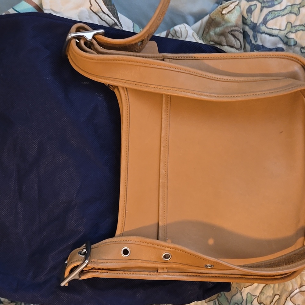 Coach, women's leather handbag. Beige in color. In very good condition.